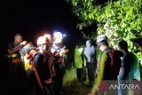 Tim SAR Padang selamatkan empat anak muda terjebak di sungai