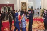 Jokowi menganugerahkan tanda kehormatan ke Iriana Jokowi dan tokoh lain