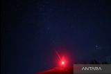 Sejumlah orang menyaksikan lintasan meteor di langit malam selama hujan meteor Perseid di Taman Nasional Shebenik, di Fushe Stude, Albania, Minggu (13/8/2023). Puncaknya fenomena alam ini terjadi pada tanggal 12-13 Agustus 2023, dan yang menarik adalah pertunjukan hujan meteor Perseid menjadi yang paling cantik dari tahun-tahun sebelumnya. ANTARA FOTO/REUTERS/Florion Goga/Spt.