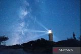 Sebuah meteor melesat di langit malam selama hujan meteor Perseid di Pulau Lastovo, Kroasia, Sabtu (12/8/2023). Puncaknya fenomena alam ini terjadi pada tanggal 12-13 Agustus 2023, dan yang menarik adalah pertunjukan hujan meteor Perseid menjadi yang paling cantik dari tahun-tahun sebelumnya. ANTARA FOTO/REUTERS/Antonio Bronic/Spt.