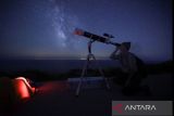 Seorang wanita melihat melalui teleskop selama hujan meteor Perseid di Pulau Lastovo, Kroasia, Sabtu (12/8/2023). Puncaknya fenomena alam ini terjadi pada tanggal 12-13 Agustus 2023, dan yang menarik adalah pertunjukan hujan meteor Perseid menjadi yang paling cantik dari tahun-tahun sebelumnya. ANTARA FOTO/REUTERS/Antonio Bronic/Spt.