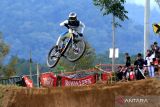 Pebalap sepeda kategori Men Elite Rendy Varera memacu sepedanya pada kejuaraan Banyuwangi Ijen Geopark Downhill di Sirkuit Gantasan, Banyuwangi, Jawa Timur, Minggu (13/8/2023). Even yang masuk dalam kalender resmi organisasi balap sepeda dunia Union Cycliste Internasionale (UCI) kategori C1 itu diikuti sebanyak 350 pebalap nasional dan luar negeri seperti Australia, Singapura dan Malaysia. ANTARA Jatim/Budi Candra Setya/zk 