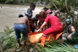 Tim Gabung Agam temukan korban terseret arus sungai, satu masih dicari