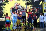 Pebalap sepeda kategori Women elite Riska Amelia (tengah) naik podium diikuti Nilna Murniningtiyas (ketiga kiri) Ayu Triya (ketiga kanan) setelah memenangi kejuaraan Banyuwangi Ijen Geopark Downhill di Sirkuit Gantasan bike park, Banyuwangi, Jawa Timur, Minggu (13/8/2023). Pada kejuaraan balap sepeda yang masuk kalender Union Cycliste Internationale (UCI) itu dimenangkan oleh Riska Amalia kategori women elite dan Pahraz Salman Alparisi kategori Men elite. ANTARA Jatim/Budi Candra Setya/zk 