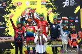 Bupati Banyuwangi Ipuk Fiestiandani (ketiga kiri) foto bersama pebalap sepeda kategori Men elite Pahraz Salman Alparisi (keempat kiri), Agung priyo (kedua kiri) dan Andy Prayoga (ketiga kanan) di atas podium setelah memenangi kejuaraan Banyuwangi Ijen Geopark Downhill di Sirkuit Gantasan bike park, Banyuwangi, Jawa Timur, Minggu (13/8/2023). Pada kejuaraan balap sepeda yang masuk kalender Union Cycliste Internationale (UCI) itu dimenangkan oleh Riska Amalia kategori women elite dan Pahraz Salman Alparisi kategori Men elite. ANTARA Jatim/Budi Candra Setya/zk 