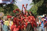 Peserta menampilkan tarian adat Bugis  pada acara karnaval kebangsaan di Banyuwangi, Jawa Timur, Minggu (13/8/2023). Karnaval yang menampilkan berbagai atraksi drama kolosal dan adat dari berbagai daerah itu dalam rangka memeriahkan HUT ke-78 Kemerdekaan RI. ANTARA Jatim/Budi Candra Setya/zk