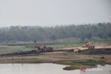  Petugas melakukan pengerukan sedimen menggunakan alat berat di Waduk Dawuhan, Kabupatan Madiun, Jawa Timur, Senin (14/8/2023). Balai Besar Wilayah Sungai (BBWS) Bengawan Solo melakukan pengerukan sedimen waduk tersebut guna menormalisasi kapasitas waduk sehigga diharapkan mampu menambah kapasitas tampung air sebanyak 230 ribu meter kubik dari daya tampung saat ini 3,9 juta meter kubik. ANTARA Jatim/Siswowidodo/zk