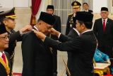Presiden Jokowi anugerahkan tanda kehormatan kepada Gubernur Sulut