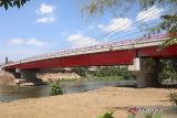 Revitalisasi jembatan Bandar Ngalim Kota Suasana proyek revitalisasi Jembatan Bandar Ngalim di Kota Kediri, Jawa Timur, Senin (14/8/2023). Revitalisasi jembatan sepanjang 130 meter pada jalur nasional Kediri-Tulungagung dengan anggaran senilai Rp 2,2 triliun tersebut ditargetkan dibuka untuk umum pada tanggal 17 Agustus 2023. ANTARA Jatim/Prasetia Fauzani/zk