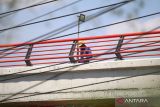 Revitalisasi jembatan Bandar Ngalim Kota Kediri. Seorang pekerja beraktivitas pada proyek revitalisasi Jembatan Bandar Ngalim di Kota Kediri, Jawa Timur, Senin (14/8/2023). Revitalisasi jembatan sepanjang 130 meter pada jalur nasional Kediri-Tulungagung dengan anggaran senilai Rp 2,2 triliun tersebut ditargetkan dibuka untuk umum pada tanggal 17 Agustus 2023. ANTARA Jatim/Prasetia Fauzani/zk