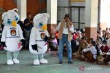 Seorang anggota KPU Kabupaten Badung bersama maskot Pemilu 2024 Sura dan Sulu memberikan informasi terkait tahapan Pemilu 2024 kepada sejumlah pelajar di Badung, Bali, Senin (14/8/2023). Kegiatan itu dilakukan untuk memberikan pemahaman dan informasi kepada para pelajar yang menjadi pemilih pemula agar mereka menggunakan hak pilihnya pada Pemilu tahun 2024 mendatang. ANTARA FOTO/Fikri Yusuf/wsj.