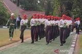 Paskibraka Provinsi Kepulauan Bangka Belitung melaksnakan gladi bersih HUT ke-78 Kemerdekaan RI di Lapangan Kantor Gubernur Provinsi Kepulauan Bangka Belitung, Selasa (15/7). (ANTARA FOTO/Chandrika Purnama Dewi/Mega)