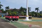 Paskibraka Provinsi Kepulauan Bangka Belitung melaksnakan gladi bersih HUT ke-78 Kemerdekaan RI di Lapangan Kantor Gubernur Provinsi Kepulauan Bangka Belitung, Selasa (15/7). (ANTARA FOTO/Chandrika Purnama Dewi/Mega)