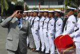 Menteri Pertahanan Letnan Jenderal TNI (Purn) Prabowo Subianto (kiri) melakukan penghormatan saat berkunjung di Koarmada II, Surabaya, Jawa Timur, Senin (14/8/2023). Kunjungan Menteri Pertahanan Letnan Jenderal TNI (Purn) Prabowo Subianto tersebut untuk menyerahkan dua kapal jenis Mine Counter Meassure Vessel (MCMV), Kapal Cepat Rudal Kelas 60 meter, kapal trimaran serta memberikan bantuan 100 unit sepeda motor kepada Koarmada II. ANTARA Jatim/Didik Suhartono/zk 