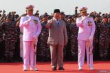 Menteri Pertahanan Letnan Jenderal TNI (Purn) Prabowo Subianto (baris pertama, tengah) didampingi  Panglima TNI Laksamana TNI Yudo Margono (baris pertama, kiri) dan Kepala Staf Angkatan Laut (KASAL) Laksamana TNI Muhammad Ali (baris pertama, kanan) bersama sejumlah personel TNI Angkatan Laut meneriakkan Yel Yel saat berkunjung di Koarmada II, Surabaya, Jawa Timur, Senin (14/8/2023). Kunjungan Menteri Pertahanan Letnan Jenderal TNI (Purn) Prabowo Subianto tersebut untuk menyerahkan dua kapal jenis Mine Counter Meassure Vessel (MCMV), Kapal Cepat Rudal Kelas 60 meter, kapal trimaran serta memberikan bantuan 100 unit sepeda motor kepada Koarmada II. ANTARA Jatim/Didik Suhartono/zk 