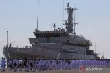 Sejumlah personel TNI Angkatan Laut mengikuti upacara Peresmian serta Pengukuhan Komandan KRI Pulau Fani-731 dan KRI Pulau Fanildo-732 di Koarmada II, Surabaya, Jawa Timur, Senin (14/8/2023). Dua kapal baru yang berjenis Mine Counter Meassure Vessel (MCMV) dari Galangan Abeking and Resmussen, Lamwerder, Bremen, Jerman itu memperkuat armada TNI Angkatan Laut di bawah jajaran Satuan Kapal Ranjau (Satran) Koarmada II dengan Letkol Laut (P) Mufianto Machfud sebagai Komandan KRI Pulau Fani-731 dan Letkol Laut (P) Slamet Ariyadi sebagai Komandan KRI Pulau Fanildo-732. ANTARA Jatim/Didik Suhartono/zk 