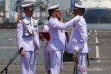 Kepala Staf Angkatan Laut (KASAL) Laksamana TNI Muhammad Ali (kedua kanan) menyematkan tanda kepangkatan kepada Letkol Laut (P) Slamet Ariyadi (kanan)  saat upacara Peresmian serta Pengukuhan Komandan KRI Pulau Fani-731 dan KRI Pulau Fanildo-732 di Koarmada II, Surabaya, Jawa Timur, Senin (14/8/2023). Dua kapal baru yang berjenis Mine Counter Meassure Vessel (MCMV) dari Galangan Abeking and Resmussen, Lamwerder, Bremen, Jerman itu memperkuat armada TNI Angkatan Laut di bawah jajaran Satuan Kapal Ranjau (Satran) Koarmada II dengan Letkol Laut (P) Mufianto Machfud sebagai Komandan KRI Pulau Fani-731 dan Letkol Laut (P) Slamet Ariyadi sebagai Komandan KRI Pulau Fanildo-732. ANTARA Jatim/Didik Suhartono/zk 