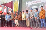 Wakil Presiden RI periode 2014-2019, Muhammad Jusuf Kalla (kedua kiri) didampingi  Wali Nanggroe Aceh, Malik Mahmud (kiri) menyerahkan Sertifikat Tanah secara simbolis kepada mantan kombatan Gerakan Aceh Merdeka (GAM) pada peringatan Hari Damai Aceh, 18 Tahun Mou Helsinki di Banda Aceh, Selasa (15/8/2023).  Peringatan 18 Tahun Perjanjian Damai Aceh dengan pemerintah Indonesia yang  ditandatangani pada 15 Agustus 2005 di Helsinki, Finlandia ( MoU Helsinki) itu  mengusung tema 