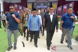 Wakil Presiden RI periode 2014-2019, Muhammad Jusuf Kalla (kedua kiri) berjalan bersama Wali Nanggroe Aceh, Malik Mahmud (kedua kanan) seusai melepas burung merpati pada peringatan Hari Damai Aceh, 18 Tahun Mou Helsinki di Banda Aceh, Selasa (15/8/2023).  Peringatan 18 Tahun Perjanjian Damai Aceh dengan pemerintah Indonesia yang  ditandatangani pada 15 Agustus 2005 di Helsinki, Finlandia ( MoU Helsinki) itu  mengusung tema 