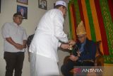Direktur Utama Perum LKBN ANTARA, Akhmad Munir (kanan) duduk dipelaminan untuk dipeuseujuk secara adat Aceh oleh tokoh ulama saat kunjungan kerja di Banda Aceh, Aceh, Senin (14/8/2023). Kunjungan Dirut LKBN ANTARA, Akhmad Munir ke Aceh itu, dalam rangka program tanggungjawab sosial lingkungan transplantasi terumbu karang dan pengibaran bendera dalam rangka HUT ke 78 RI di Pulau Sabang. ANTARA FOTO/Ampelsa.