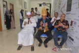 Direktur Utama Perum LKBN ANTARA, Akhmad Munir (tengah) didampingi Sekretaris Perusahaan ANTARA, Azhari berdoa seusai dipeuseujuk secara adat Aceh saat kunjungan kerja di Banda Aceh, Aceh, Senin (14/8/2023). Kunjungan Dirut LKBN ANTARA, Akhmad Munir ke Aceh itu, dalam rangka program tanggungjawab sosial lingkungan transplantasi terumbu karang dan pengibaran bendera dalam rangka HUT ke 78 RI di Pulau Sabang. ANTARA FOTO/Ampelsa.