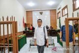 Kuasa Hukum Ridwan Kamil Arief Nadjemudin berjalan keluar ruangan usai mengikuti sidang gugatan Panji Gumilang terhadap Ridwan Kamil di Pengadilan Negeri Bandung, Jawa Barat, Selasa (15/8/2023). Dalam sidang perdana tersebut majelis hakim memeriksa legalitas dan menjadwalkan mediasi antara penggugat dan tergugat di Pengadilan Negeri Bandung atas gugatan dari pimpinan ponpes Al Zaytun Panji Gumilang terhadap Gubernur Jawa Barat Ridwan Kamil yang membentuk tim investigasi pada polemik yang terjadi di ponpes tersebut. ANTARA FOTO/Raisan Al Farisi/agr