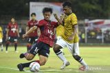 Pesepak bola Bhayangkara Presisi U-18 Rano Jutati Karenano (kanan) berebut bola dengan pesepak bola Kashima Antlers U-18 Shiba Rikuto (kiri) dalam pertandingan perebutan tempat ketiga International Youth Championship (IYC) 2023 di Stadion I Gusti Ngurah Rai, Denpasar, Bali, Senin (14/8/2023). Kashima Antlers U-18 menjadi peringkat ketiga IYC 2023 usai mengalahkan Bhayangkara Presisi U-18 dalam adu penalti dengan skor 4-3 setelah bermain imbang 2-2 pada waktu normal. ANTARA FOTO/Fikri Yusuf/wsj.