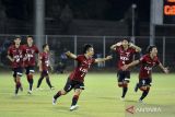 Sejumlah pesepak bola Kashima Antlers U-18 berselebrasi usai memenangkan adu penalti melawan Bhayangkara Presisi U-18 dalam pertandingan perebutan tempat ketiga International Youth Championship (IYC) 2023 di Stadion I Gusti Ngurah Rai, Denpasar, Bali, Senin (14/8/2023). Kashima Antlers U-18 menjadi peringkat ketiga IYC 2023 usai mengalahkan Bhayangkara Presisi U-18 dalam adu penalti dengan skor 4-3 setelah bermain imbang 2-2 pada waktu normal. ANTARA FOTO/Fikri Yusuf/wsj.
