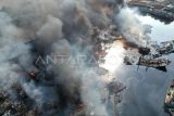 Warga berusaha memadamkan api kapal nelayan yang terbakar di Pelabuhan Jongor, Tegal, Jawa Tengah, Selasa (15/8/2023). Data sementara mencatat sebanyak 52 kapal nelayan di atas 30 GT terbakar dalam peristiwa tersebut. ANTARA FOTO/Oky Lukmansyah/foc.