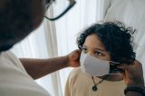 Bekali anak dengan masker saat hendak lihat penampungan hewan kurban