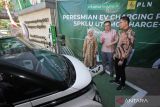 Executive Vice President Pengembangan Produk Niaga PT PLN (Persero) Ririn Rachmawardini (kiri) berbincang dengan Direktur PT Utomo Chargeplus Indonesia Anthony Utomo (tengah) di sela peresmian Stasiun Pengisian Kendaraan Listrik Umum (SPKLU) Utomo Charge+ di Jalan Basuki Rahmat, Surabaya, Jawa Timur, Rabu (16/8/2023). PT PLN (Persero) UID Jawa Timur bekerja sama dengan PT Utomo Chargeplus Indonesia menyediakan SPKLU dengan daya 120kW untuk pengisian daya mobil listrik guna mempercepat infrastruktur kendaraan listrik di Jawa Timur. ANTARA Jatim/Rizal Hanafi/ZK