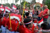 Wisatawan mancanegara menyaksikan karnaval seni budaya Kemerdekaan Republik Indonesia di Klungkung, Bali, Selasa (15/8/2023). Kegiatan yang diikuti ratusan anak dengan menampilkan berbagai kostum dan kreasi seni budaya itu diselenggarakan untuk memeriahkan peringatan HUT ke-78 Kemerdekaan RI. ANTARA FOTO/Fikri Yusuf/wsj.