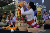 Peserta menyusun buah-buahan lokal Bali saat mengikuti lomba merangkai gebogan pada Kolaborasi Bali Era Baru Smart (KBS) Festival 2023 di Lapangan Puputan Badung Margarana, Denpasar, Bali, Selasa (15/8/2023). Kegiatan rangkaian peringatan HUT ke-65 Provinsi Bali itu diikuti perwakilan dari kabupaten/kota se-Bali untuk mengajak masyarakat agar meningkatkan penggunaan buah-buahan lokal Bali dalam pembuatan gebogan atau sesajen. ANTARA FOTO/Nyoman Hendra Wibowo/wsj.