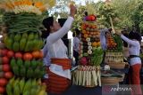 Peserta menyusun buah-buahan lokal Bali saat mengikuti lomba merangkai gebogan pada Kolaborasi Bali Era Baru Smart (KBS) Festival 2023 di Lapangan Puputan Badung Margarana, Denpasar, Bali, Selasa (15/8/2023). Kegiatan rangkaian peringatan HUT ke-65 Provinsi Bali itu diikuti perwakilan dari kabupaten/kota se-Bali untuk mengajak masyarakat agar meningkatkan penggunaan buah-buahan lokal Bali dalam pembuatan gebogan atau sesajen. ANTARA FOTO/Nyoman Hendra Wibowo/wsj.
