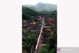 Foto udara bendera Merah Putih terpasang di kawasan Banjar Pangi, Desa Pikat, Klungkung, Bali, Selasa (15/8/2023). Bendera dengan panjang sekitar 400 meter itu dipasang warga setempat untuk menyambut peringatan HUT ke-78 Kemerdekaan Republik Indonesia. ANTARA FOTO/Fikri Yusuf/wsj.