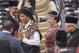 Presiden Joko Widodo (kedua kiri) didampingi Wapres Ma'ruf Amin (kanan) dan Ketua DPR Puan Maharani menghadiri Sidang Tahunan MPR dan Sidang Bersama DPR - DPD Tahun 2023 di Gedung Nusantara, Kompleks Parlemen, Senayan, Jakarta, Rabu (16/8/2023). ANTARA FOTO/Galih Pradipta/wsj.