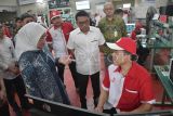 Menteri Ketenagakerjaan Ida Fauziyah (kiri) bersama Kepala Staf Kepresidenan Moeldoko (kanan) saat berbincang dengan peserta yang mengikuti pelatihan keterampilan di Balai Besar Pelatihan Vokasi dan Produktivitas (BBPVP), Bekasi, Jawa Barat, Selasa (15/8/2023). Menaker Ida Fauziyah mengunjungi tempat pelatihan keterampilan untuk para pekerja dan memberikan apresiasi kepada peserta WorldSkills ASEAN ke-13 yang telah menjadi juara umum. ANTARA FOTO/Fakhri Hermansyah/nym.