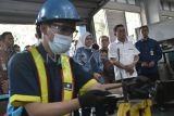 Menteri Ketenagakerjaan Ida Fauziyah (kedua kiri) bersama Kepala Staf Kepresidenan Moeldoko (kedua kanan) saat meninjau pelatihan keterampilan di Balai Besar Pelatihan Vokasi dan Produktivitas (BBPVP), Bekasi, Jawa Barat, Selasa (15/8/2023). Menaker Ida Fauziyah mengunjungi tempat pelatihan keterampilan untuk para pekerja dan memberikan apresiasi kepada peserta WorldSkills ASEAN ke-13 yang telah menjadi juara umum. ANTARA FOTO/Fakhri Hermansyah/nym.
