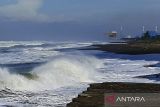 Gelombang tinggi landa di laut selatan Jabar-DIY