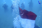 Mahasiswa USK kibarkan Merah Putih di bawah laut Aceh Besar