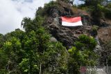 Pegiat panjat tebing membentangkan Bendera Merah Putih berukuran panjang sembilan meter dan lebar enam meter di tebing Kerto Embo, kawasan lereng Gunung Wilis, Kabupaten Madiun, Jawa Timur, Kamis (17/8/2023). Pembentangan bendera Merah Putih pada ketinggian 70 meter serta upacara diikuti 70 peserta dari angota Federasi Panjat Tebing Indonesia (FPTI), mahasiswa pecinta alam (mapala), siswa pecinta alam (sispala), Badan Penanggulangan Bencana Daerah (BPBD), anggota Polri dan masyarakat umum tersebut dalam rangka Peringatan Hari Ulang Tahun ke-78 Proklamasi Kemerdekaan RI. ANTARA Jatim/Siswowidodo/ZK