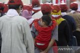 Mantan anggota Negara Islam Indonesia (NII) mengikuti acara cabut baiat massal mantan anggota NII di Asrama Haji Kabupaten Indramayu, Jawa Barat, Rabu (16/8/2023). Sebanyak 121 orang mantan pengikut NII melakukan sumpah setia kepada Negara Kesatuan Republik Indonesia (NKRI). ANTARA FOTO/Dedhez Anggara/agr