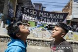 Anak-anak mengikuti lomba estafet karet dengan sedotan di Dago Elos, Bandung, Jawa Barat, Kamis (17/8/2023). Warga melaksanakan sejumlah perlombaan bagi anak-anak untuk memperingati HUT ke-78 RI sekaligus mengembalikan keceriaan pascainsiden kericuhan beberapa waktu lalu di kawasan tersebut. ANTARA FOTO/Novrian Arbi/agr