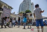 Anak-anak mengikuti lomba estafet karet dengan sedotan  di Dago Elos, Bandung, Jawa Barat, Kamis (17/8/2023). Warga melaksanakan sejumlah perlombaan bagi anak-anak untuk memperingati HUT ke-78 RI sekaligus mengembalikan keceriaan pascainsiden kericuhan beberapa waktu lalu di kawasan tersebut. ANTARA FOTO/Novrian Arbi/agr