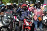  Sejumlah pengendara kendaraan bermotor melakukan penghormatan saat peringatan detik-detik Proklamasi Kemerdekaan RI di simpang empat Polisi Istimewa, Surabaya, Jawa Timur, Kamis (17/8/2023). Penghentian kendaraan bermotor selama tiga menit dilanjutkan dengan pembagian bendera Merah Putih, pemutaran lagu Indonesia Raya serta penghormatan kepada bendera Merah Putih tersebut untuk memperingati detik-detik Proklamasi Kemerdekaan RI. ANTARA Jatim/Didik Suhartono/zk 