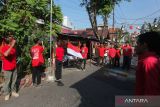  Warga mengikuti upacara bendera di kampung pecinan Tambak Bayan, Surabaya, Jawa Timur, Kamis (17/8/2023). Upacara yang diikuti warga kampung pecinan Tambak Bayan  itu dilaksanakan dalam rangka memperingati HUT ke-78 RI. ANTARA Jatim/Didik Suhartono/zk 