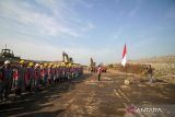 Petugas Dinas Lingkungan Hidup dan Kebersihan Sidoarjo mengikuti upacara bendera 17 Agustus di Tempat Pembuangan Akhir (TPA) Sampah di Jabon, Sidoarjo, Jawa Timur, Kamis (17/8/2023). Upacara bendera tersebut dalam rangka memperingati HUT ke-78 Kemerdekaan RI yang bertema Terus Melaju Untuk Indonesia Maju. ANTARA Jatim/Umarul Faruq/zk 
