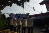 Kepala Biro Perum LKBN Antara Babel beserta karyawan saat pelaksaan Upacara Hari Ulang Tahun Ke-78 Republik Indonesia di Kantor Antara Biro Bangka Belitung pada Kamis (17/8). (ANTARA FOTO/Bima Agustian)