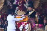 Presiden Joko Widodo (kanan) menyerahkan Bendera Merah Putih kepada pembawa baki anggoya Pasukan Pengibar Bendera Pusaka (Paskibraka) Lilly Indriani Suparman Wenda dalam Upacara Peringatan Detik-Detik Proklamasi Kemerdekaan ke-78 Republik Indonesia di Istana Merdeka, Jakarta, Kamis (17/8/2023). HUT ke-78 RI mengangkat tema Terus Melaju untuk Indonesia Maju. ANTARA FOTO/Akbar Nugroho Gumay/wsj.