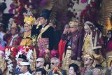 Presiden Joko Widodo (kedua kiri) selaku inspektur upacara didampingi Ibu Negara Iriana Joko Widodo (kiri), Wakil Presiden Ma'ruf Amin (kedua kanan) didampingi Wuri Estu Handayani (kanan) memberikan hormat saat pengibaran bendera Merah Putih dalam Upacara Peringatan Detik-Detik Proklamasi Kemerdekaan ke-78 Republik Indonesia di Istana Merdeka, Jakarta, Kamis (17/8/2023). HUT ke-78 RI mengangkat tema Terus Melaju untuk Indonesia Maju. ANTARA FOTO/Akbar Nugroho Gumay/wsj.